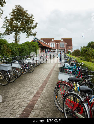 Inselbahnhof Langeoog. Deutschland. Deutschland. Ein Blick auf die Bahn Bahnhof Langeoog in der abgestellte Fahrräder auf jeder Seite der Weg zum Bahnhof. Mit einer Ricoh GRII Kamera fotografiert. Stockfoto