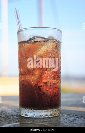 Cola im Glas auf Holz- Tabelle für Trinken. Stockfoto