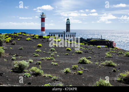 Fuencaliente, La Palma. Kanarische Inseln Spanien. Die fuencaliente Leuchtturm ist ein aktiver Leuchtturm auf der Insel La Palma Auf den Kanarischen Inseln. Es ist die zweite Leuchtturm an diesem Standort, die am südlichen Ende der Insel Marken gebaut werden. Der alte Leuchtturm im Hintergrund gesehen werden. Das Besucherzentrum gebaut wurde, zu fördern und die Bevölkerung über die marine Umwelt erziehen. Mit einer Ricoh GRII Kamera fotografiert. Stockfoto