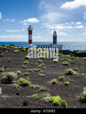 Fuencaliente, La Palma. Kanarische Inseln Spanien. Die fuencaliente Leuchtturm ist ein aktiver Leuchtturm auf der Insel La Palma Auf den Kanarischen Inseln. Es ist die zweite Leuchtturm an diesem Standort, die am südlichen Ende der Insel Marken gebaut werden. Der alte Leuchtturm im Hintergrund gesehen werden. Das Besucherzentrum gebaut wurde, zu fördern und die Bevölkerung über die marine Umwelt erziehen. Mit einer Ricoh GRII Kamera fotografiert. Stockfoto