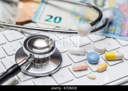 Stethoskop und Tastatur mit verschiedenen Pillen Konzept. Stockfoto