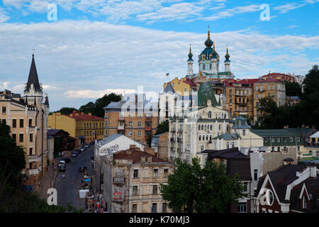 Kiew, Ukraine - Juni 12, 2017: Blick von zamkova Hora Hügel zu Andriyivskyy Descen (uzviz) Straße mit Saint Andrew's Kirche und Schloss von Richard die Stockfoto