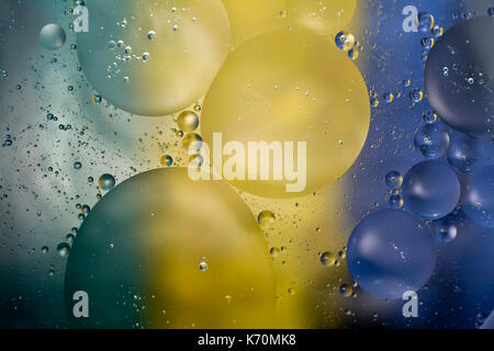 Bunte Aqua Gelb und Blau abstrakt Öl und Wasser Blase Triple Farbe Hintergrundbild Stockfoto