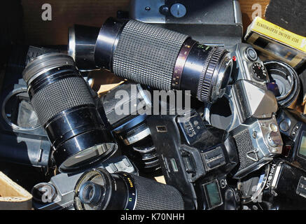 Athen, Griechenland - Mai 03; Altes Foto Ausrüstung als zweite Hand auf Monastiraki Flohmarkt in Athen, Griechenland - Mai 03, 2015 verkauft; Monastiraki ist ein Flohmarkt ma Stockfoto