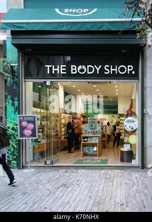 Athen, Griechenland - Mai 02; The Body Shop Chain Store in der Ermou Einkaufsstraße mit Käufern in Athen, Griechenland - Mai 02, 2015; The Body Shop hat eine Stockfoto