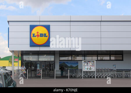 Wien, Österreich - 11 Juli, 2015; grosse deutsche Supermarktkette Lidl in der Nähe von Designer Outlet Parndorf in Wien, Österreich - 11. Juli 2015: Die Außenseite des f Stockfoto