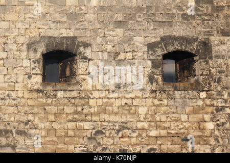 Zwei Fenster auf alte steinerne Festung außen Stockfoto