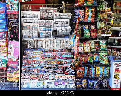 Athen, Griechenland - Mai 04, 2015, Kiosk mit Zeitungen und Zeitschriften in Athen, Griechenland - 04 Mai, 2015: im Freien stand mit Zeitschriften und Snacks verkauft. Stockfoto