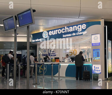 Athen, Griechenland - Mai 05: Steuerrückerstattung und Wechselstube am Athens International Airport Eleftherios Venizelos mit Menschen in die wartenden Stockfoto