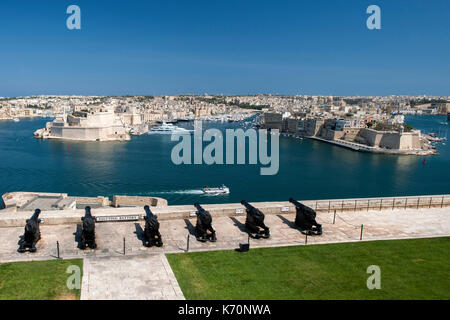 Blick auf den Grand Harbour Marina, Fort St. Angelo und die Birgu & Senglea Bezirke aus der ehrenkompanie Batterie in der Altstadt von Valletta, die Capi gesehen Stockfoto