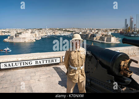 Uniformierte Betreiber der 12:00 Uhr Kanone auf die ehrenkompanie Batterie in Valletta, Malta. Stockfoto