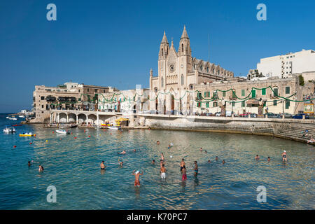 Menschen schwimmen in der balluta Bay in Malta. Stockfoto