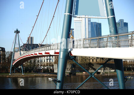 Die Brücke Säule oder A-förmigen Pylon der Holbeinsteg Brücke in Frankfurt vor der Frankfurter Skyline. Stockfoto