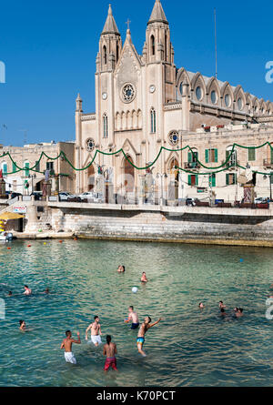 Menschen schwimmen in der balluta Bay in Malta. Stockfoto