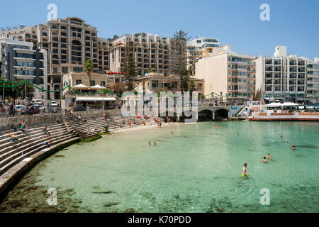 Menschen schwimmen in der balluta Bay in Malta. Stockfoto