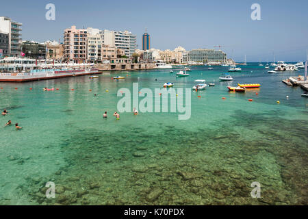 Menschen schwimmen in der balluta Bay in Malta. Stockfoto