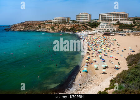 Golden Bay Beach (ir Ramla tal mixquqa) an der Westküste von Malta. Stockfoto