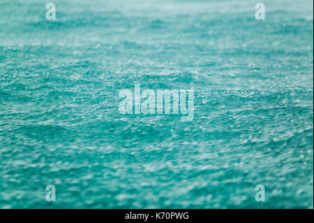 Regen auf den Tropischen ble Wasser der Andaman See vor der Küste von Krabi, Thailand. Stockfoto