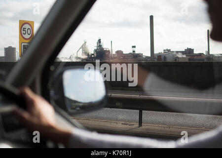 Anzeigen der Port Talbot, durch van Fenster, von der m4. Harriet baggley Stockfoto