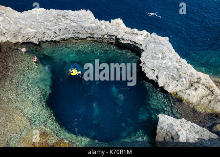 Tauchplatz in der Nähe des ehemaligen Azure Window Rock arch in der Nähe von Dwejra Bay auf der Insel Gozo in Malta. Stockfoto