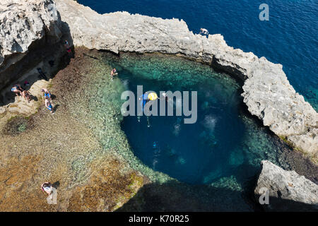 Tauchplatz in der Nähe des ehemaligen Azure Window Rock arch in der Nähe von Dwejra Bay auf der Insel Gozo in Malta. Stockfoto