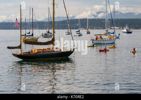 Wooden Boat Show Port Townsend, Segelboot vor Anker in der Bucht in der Nähe von Punkt Hudson. Stockfoto
