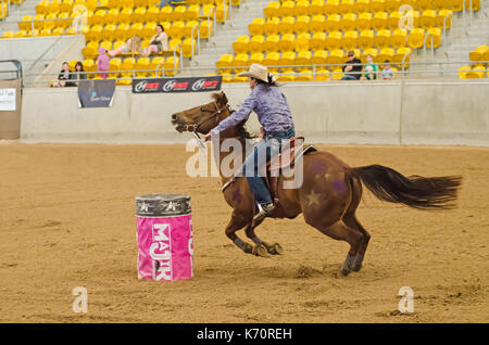 Reitsport, meine Damen National Finals Barrel Race am australischen Pferden und Vieh Events Center (AELEC) Indoor Arena, Tamworth NSW Australien, Sept. Stockfoto