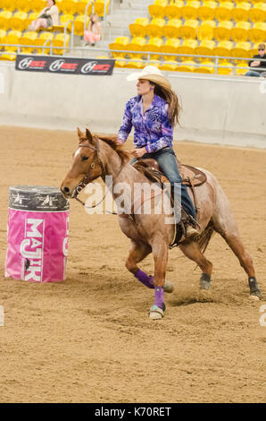 Reitsport, meine Damen National Finals Barrel Race am australischen Pferden und Vieh Events Center (AELEC) Indoor Arena, Tamworth NSW Australien, Sept. Stockfoto