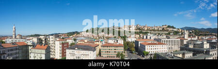 Bergamo. Eine der schönen Stadt in Italien. Lombardia. Landschaft auf der alten Stadt während eine wunderbare Blu Tag Stockfoto