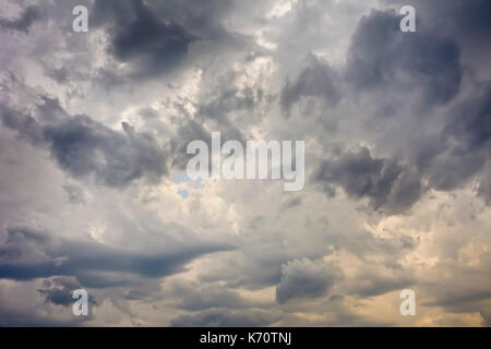 Blick in den Himmel mit wunderschönen gefährlichen Wolken vor dem Sturm. Stockfoto