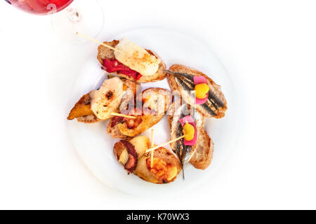 Spanische Meeresfrüchte Tapas auf weißem Hintergrund Stockfoto