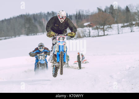 Lettland, Gemeinde Raiskums, Winter motocross, motorrad, Rennen Fahrer mit. 2013 Stockfoto