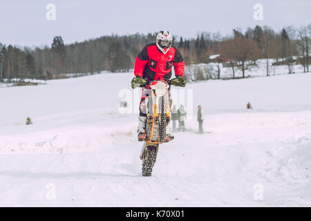 Lettland, Gemeinde Raiskums, Winter motocross, motorrad, Rennen Fahrer mit. 2013 Stockfoto