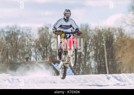 Lettland, Gemeinde Raiskums, Winter motocross, motorrad, Rennen Fahrer mit. 2013 Stockfoto