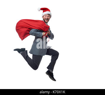 Mann, wie Santa Clause springen rote Tasche über der Schulter. Stockfoto