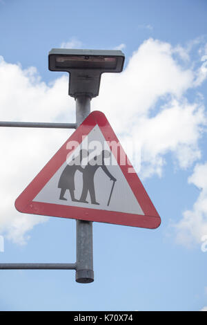 Melden ältere Menschen auf die Straße. Stockfoto