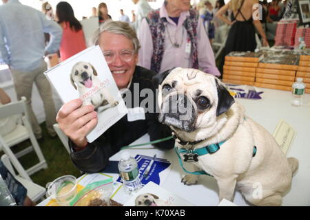 Autoren Nacht 2017 zugunsten des East Hampton Bibliothek, in East Hampton, New York. Mit: Atmosphäre, wo: East Hampton, New York, United States Wann: 12 Aug 2017 Quelle: IZZY/WENN.com Stockfoto