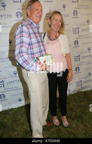 Autoren Nacht 2017 zugunsten des East Hampton Bibliothek, in East Hampton, New York. Mit: Reg. George Pataki, Libby Pataki Wo: East Hampton, New York, United States Wann: 12 Aug 2017 Quelle: IZZY/WENN.com Stockfoto