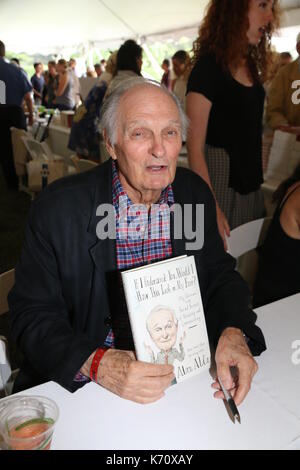 Autoren Nacht 2017 zugunsten des East Hampton Bibliothek, in East Hampton, New York. Mit: Alan Alda Wo: East Hampton, New York, United States Wann: 12 Aug 2017 Quelle: IZZY/WENN.com Stockfoto