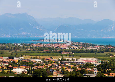 Blick auf Sirmione und den Gardasee von der Spitze des Turms in San Martino della Battaglia. Desenzano del Garda, Lombardei, Italien Stockfoto