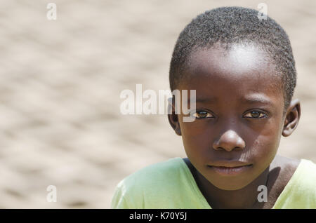 African black boy Arbeiten im Freien - Kinderarbeit - mit unscharfen Hintergrund Stockfoto