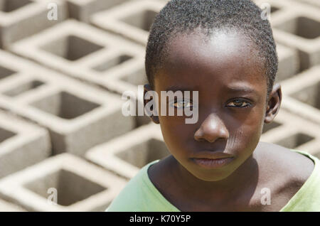 Close-up Portrait von afrikanischen schwarzen Jungen im Freien als Kinderarbeit Konzept - arbeitende Kinder Stockfoto