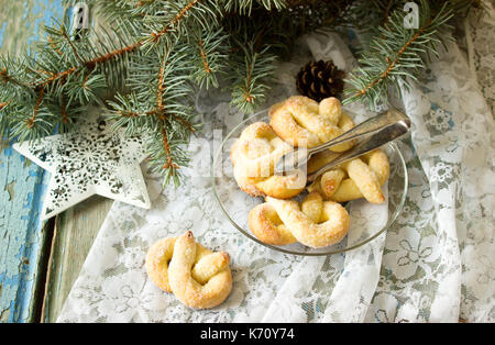 Brezel mit Zucker in ein Neues Jahr oder Weihnachten Dekoration. Rustikaler Stil, selektiven Fokus. Stockfoto