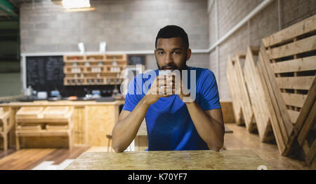 Portrait des jungen Mannes Kaffee im Cafe sitzen Stockfoto