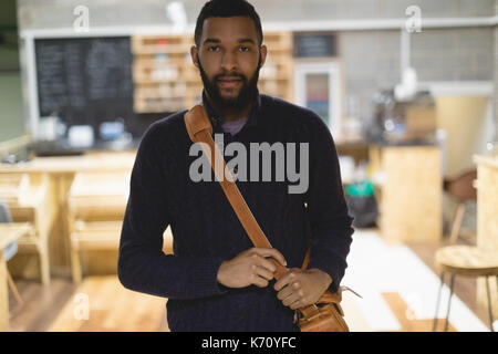 Portrait von ernsthaften jungen Mann in Cafe Stockfoto