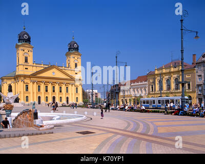 Debrecen, Ungarn. Reformierte große Kirche/Große Reformierte Kirche (Neo Klassik - 1823) am nördlichen Ende des Kossuth tér (Platz) Brunnen Stockfoto