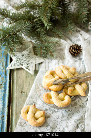 Brezel mit Zucker in ein Neues Jahr oder Weihnachten Dekoration. Rustikaler Stil, selektiven Fokus. Stockfoto