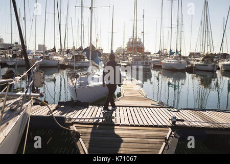 Ansicht der Rückseite des Segler auf dem Pier Stockfoto