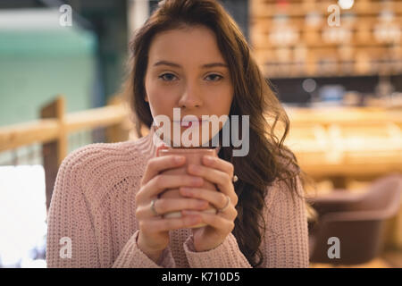 Porträt der schönen Frau, die Tasse Kaffee in cafÃƒÂ© Stockfoto