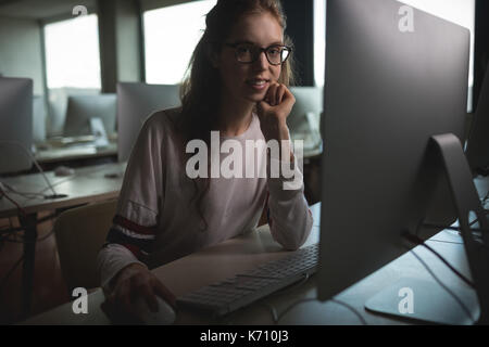 Porträt der lächelnde Frau Arbeiten am Computer in der Hochschule Stockfoto